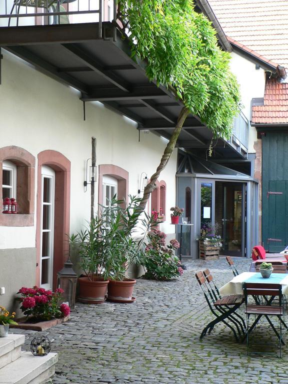 Alter Winzerhof Weisenheim Am Berg E.K. Hotel Exterior foto