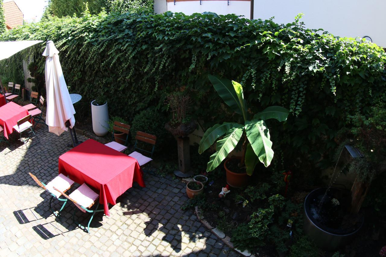 Alter Winzerhof Weisenheim Am Berg E.K. Hotel Exterior foto